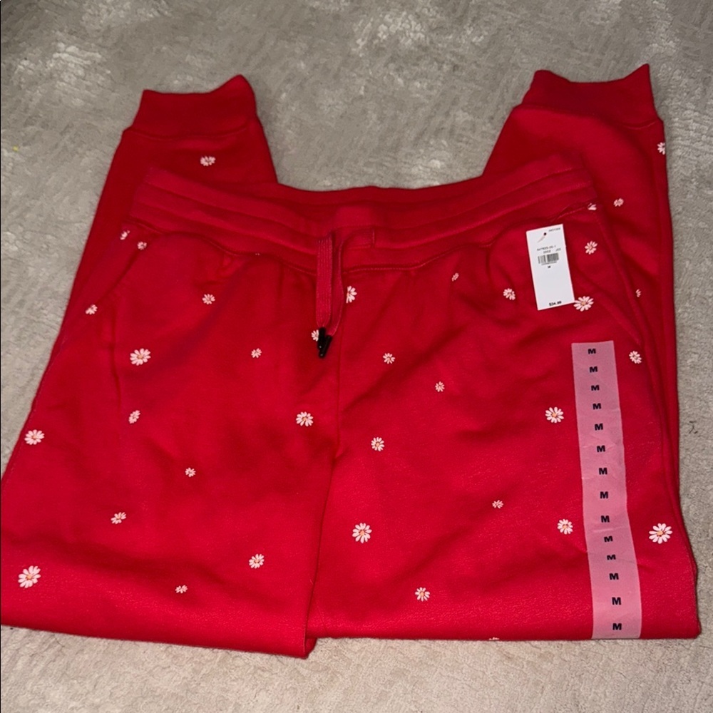Old Navy women’s Red Joggers Sweatpants new with tags size medium daisy pockets